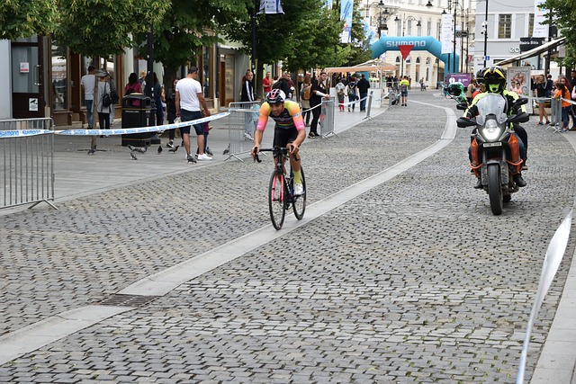 也极大地鼓 也极大地鼓
